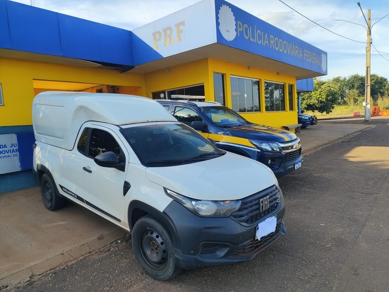 Polícia Rodoviária Federal de Água Clara recuperou uma pick-up furtada e prendeu condutor na rodovia BR 262