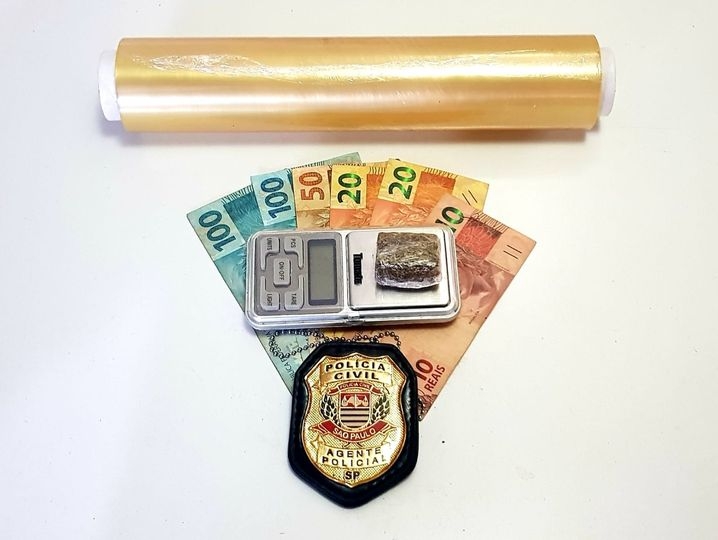 DISE de Andradina encontra um tijolo de maconha e dinheiro do tráfico com indivíduo, alvo de investigação bairro Benfica