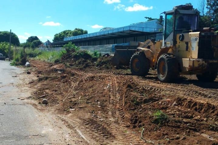 Prefeitura de Penápolis remove entulhos da avenida Adolpho Hecht
