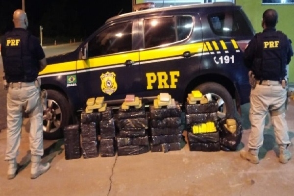 Em Água Clara, traficante foge a pé mas deixa documentos dentro de caminhão com 247,6 Kg de cocaína