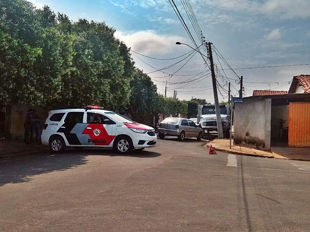 Em Castilho caminhão desgovernado destrói moto, carro e poste de energia no Leão I