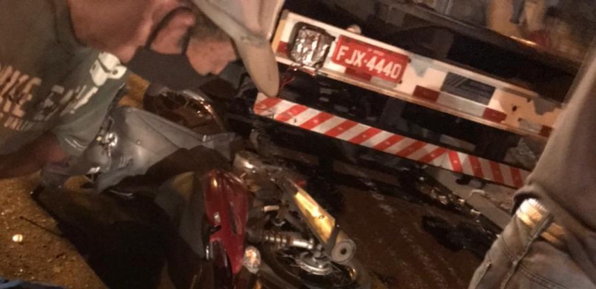 Homem morre após bater moto em caminhão em Birigui