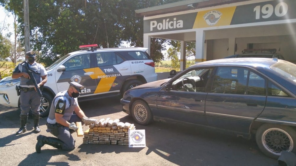 Homem é preso após ser flagrado com tabletes de maconha e pacotes de skunk em rodovia de Andradina