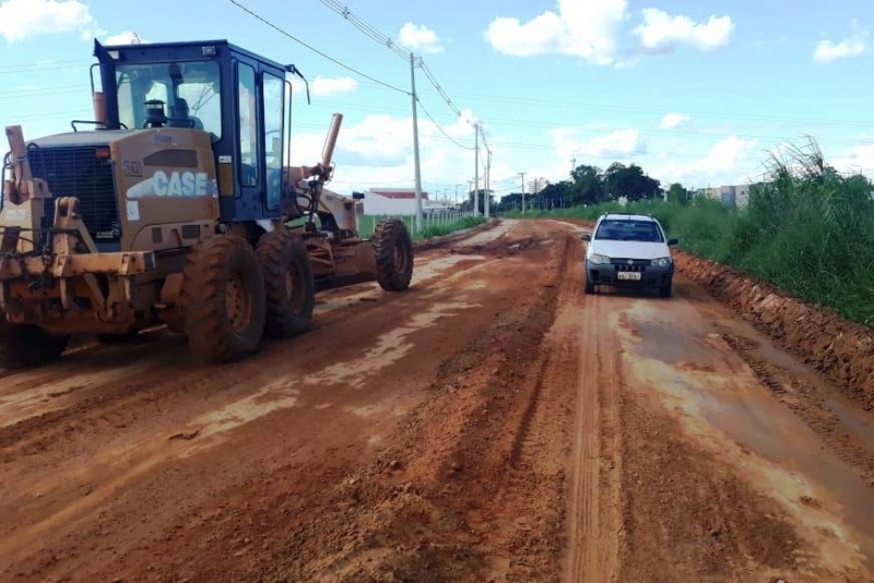 Prefeitura de Penápolis executa nivelamento do solo na Marginal da Bonolat