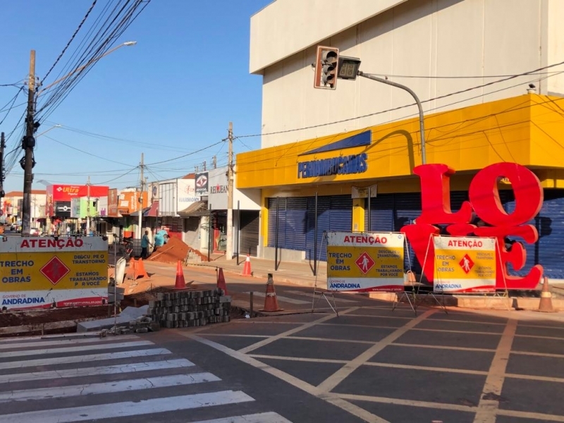 Motoristas devem prestar atenção em bloqueio na rua Paes Leme em Andradina