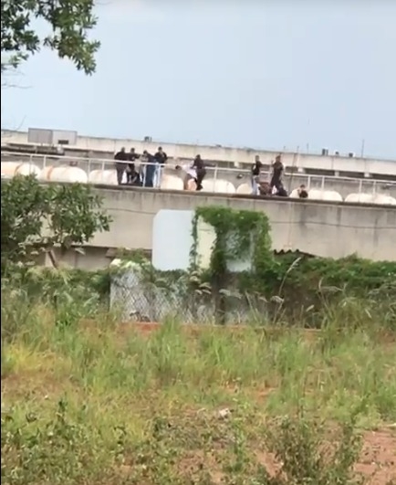 Detentos abrem buraco em tela de proteção e tentam fugir de penitenciária em Lavínia