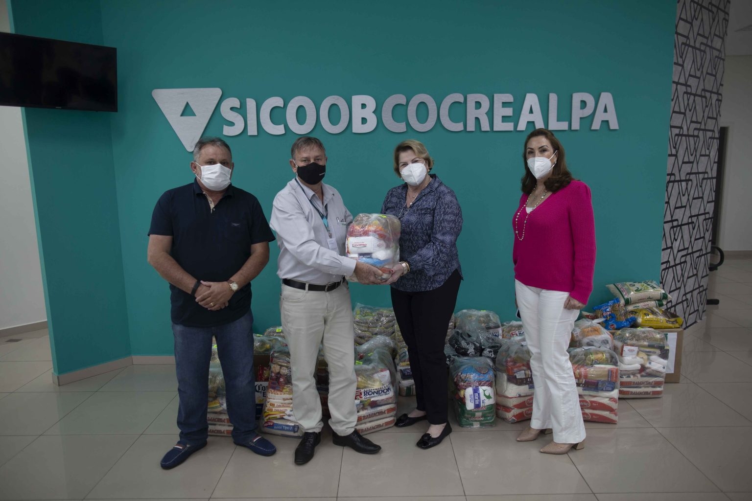 Agência Sicoob Nosso doa 750 Kg de alimentos ao Fundo Social de Araçatuba