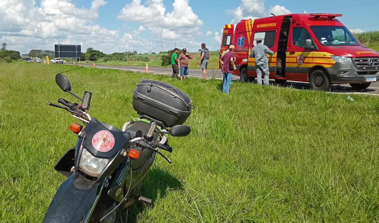Homem e mulher ficam feridos em colisão entre motos na Rodovia Marechal Rondon SP-300 em Castilho