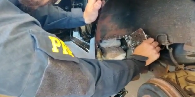 PRF prende dupla com 32 kg de Skunk em fundo falso de veículo em Água Clara