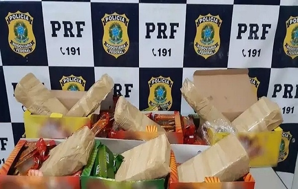 Polícia Rodoviária Federal de Água Clara prendeu 03 bolivianas e 01 colombiano com 8 quilos de cocaína em caixas de chocolate