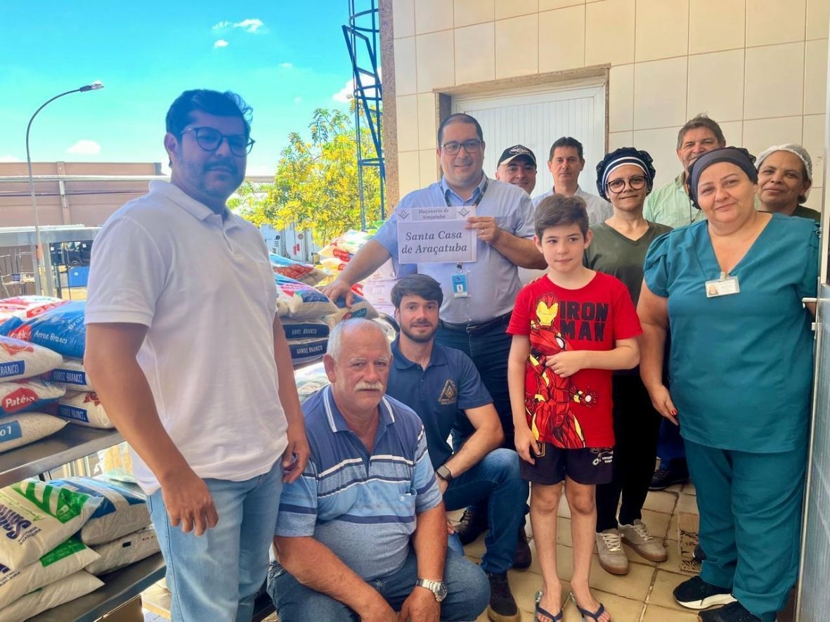 Médico veterinário doa para a Santa Casa de Araçatuba alimentos arrecadados em aniversário