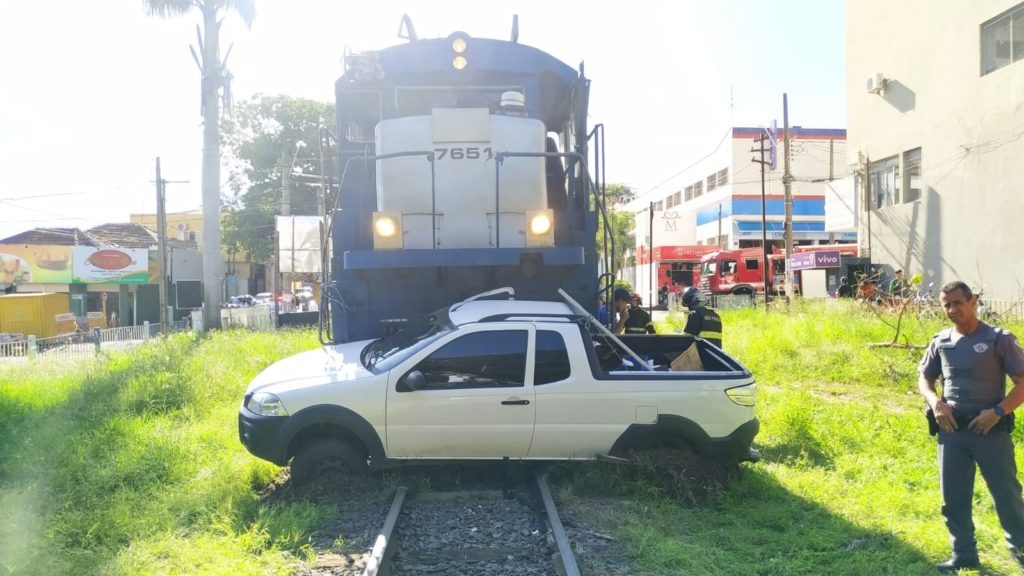 Em Andradina, trem atropela e arrasta veículo em cruzamento
