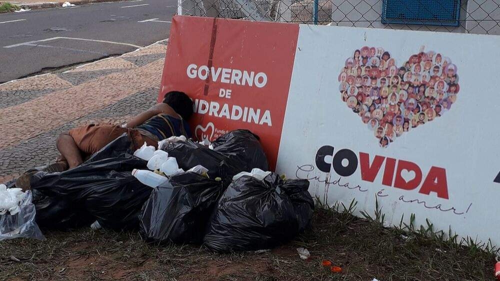Em Andradina repórter flagra morador de rua 'dormindo no lixo'