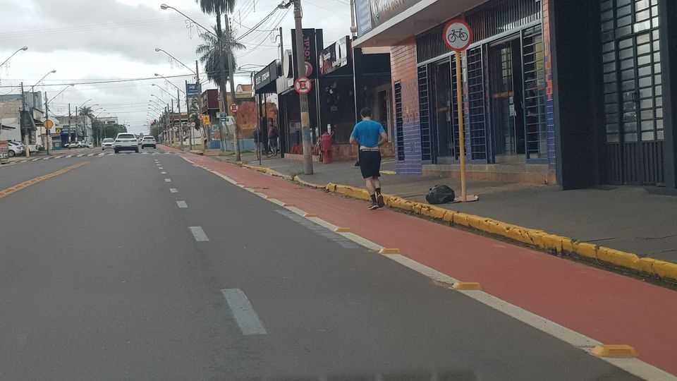 EM ANDRADINA A FAIXA É PARA BICICLETA OU PRA MOTO E PEDESTRE ?