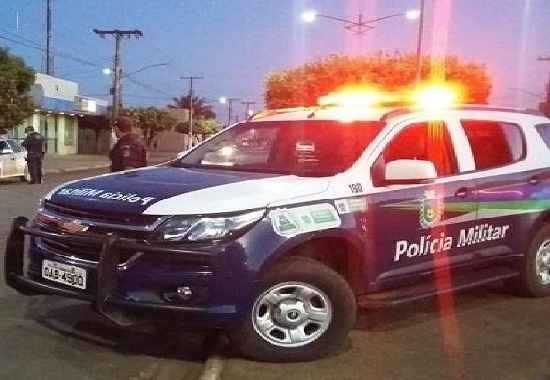 Polícia Militar realiza prisão de autores de roubo em Água Clara e apreende drogas na residência