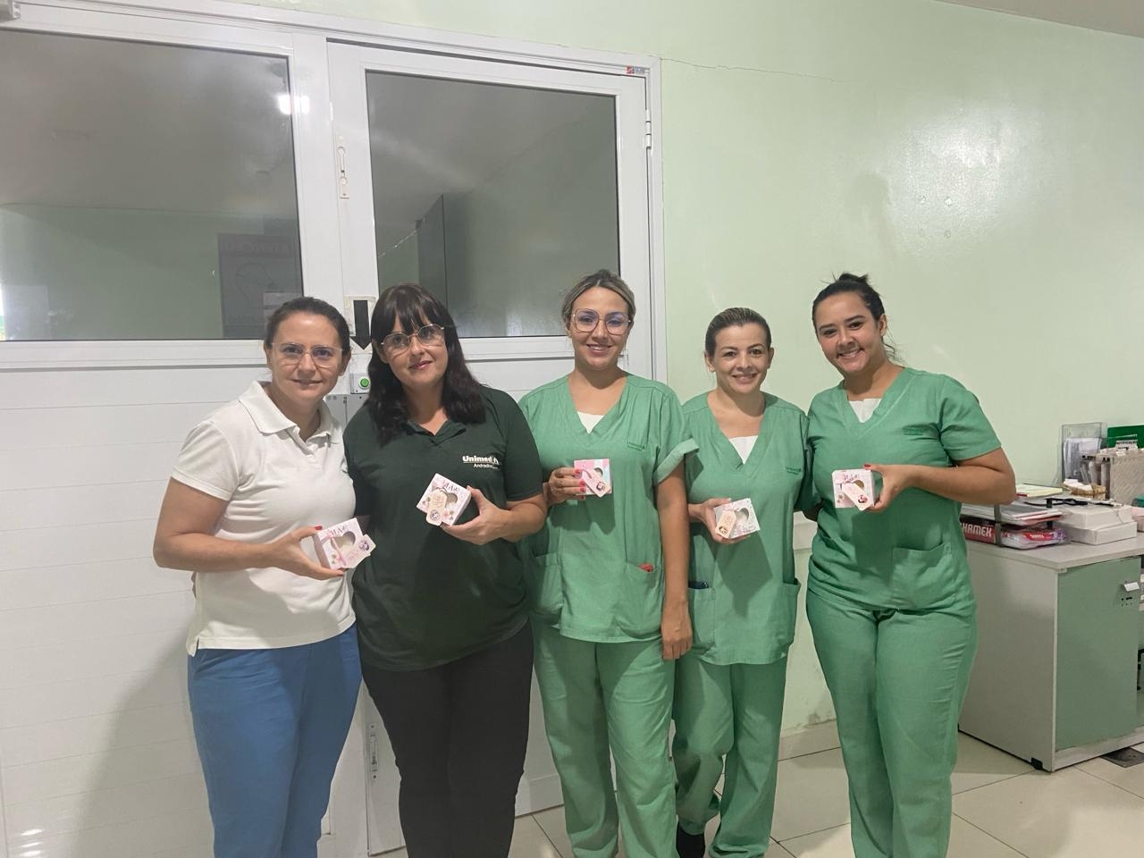 Colaboradoras da Unimed Andradina recebem lembrança do Dia das Mães