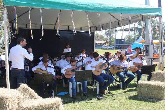 Orquestra de Viola Caipira Nego Viana recepciona aproximadamente 5 mil cavaleiros e amazonas que participaram da 13ª Cavalgada Entre Amigos em Andradina
