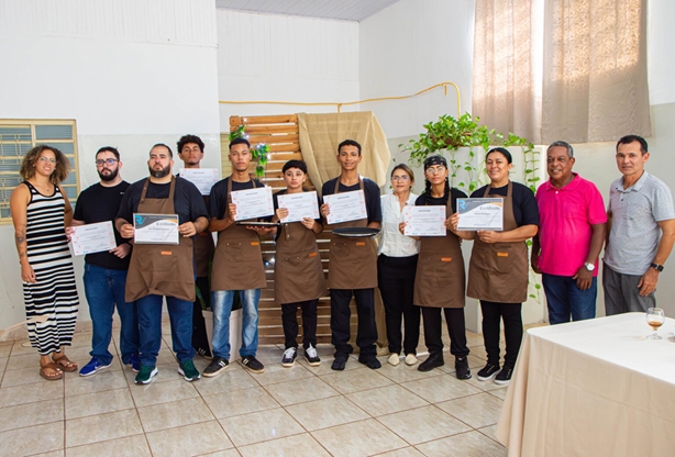 Jovens de Pereira Barreto concluem curso de garçom e ampliam oportunidades no setor turístico