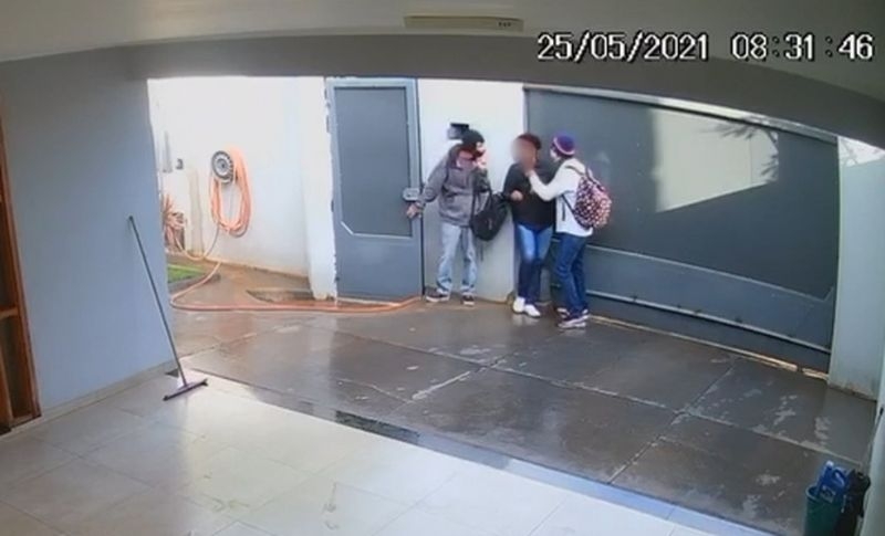 Dupla armada invade casa, rende moradores e rouba R$ 450 mil em joias em Andradina