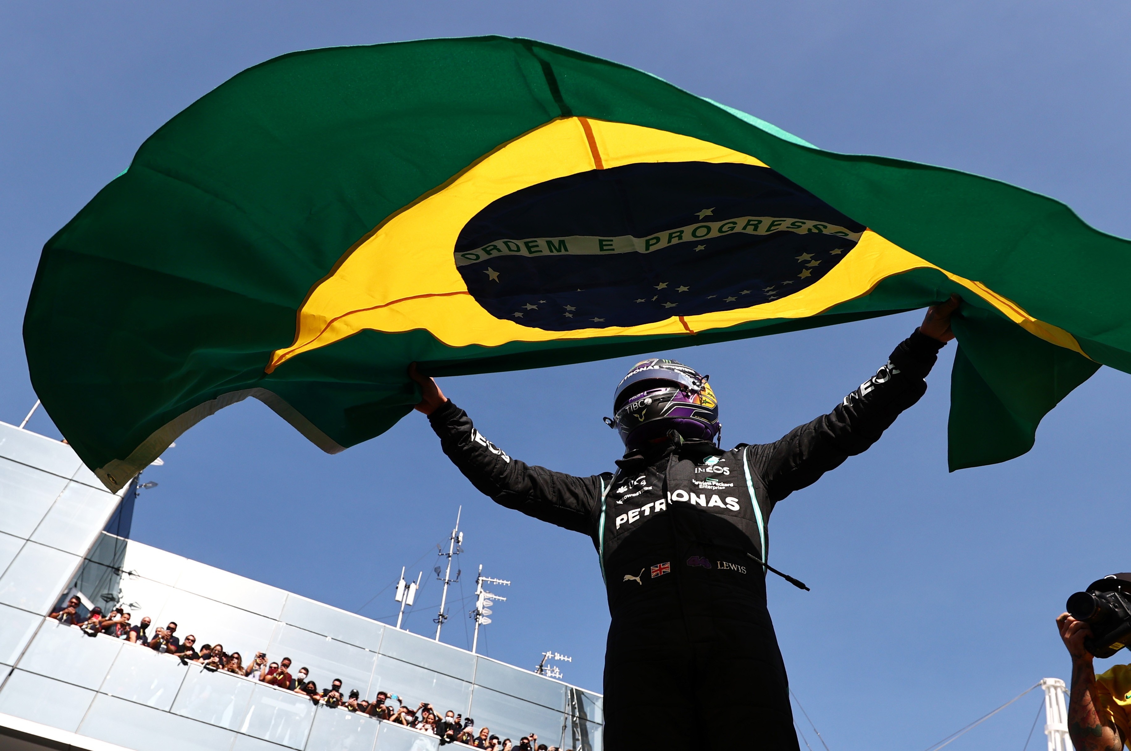 Lewis Hamilton vence o GP do Brasil de Fórmula 1 e homenageia Ayrton Senna