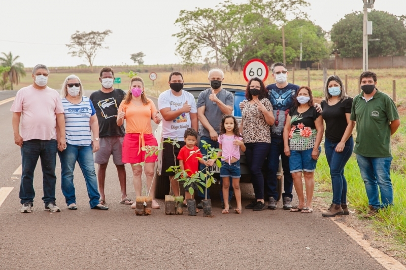 Na Terra do Rei do Gado Meio Ambiente planta corredor de Ipês no Distrito de Paranápolis