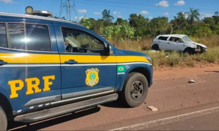 Ao receber ordem de parada, condutor foge e capota veículo roubado na BR-262 em Água Clara