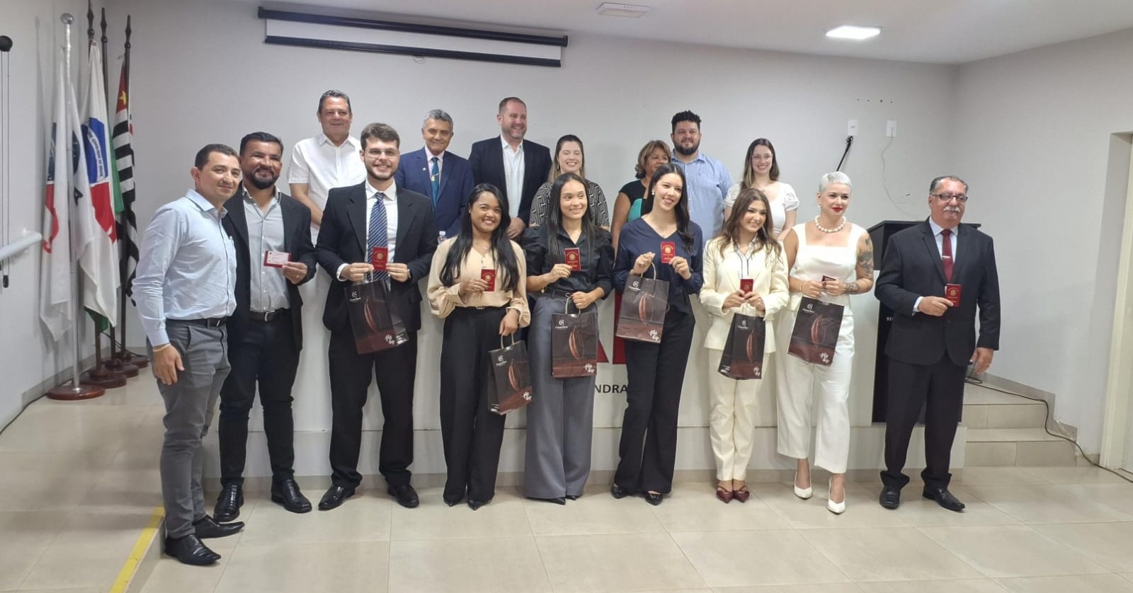 Diretoria da OAB SP - Subsecção Andradina (91ª) entrega carteira da OAB para novos advogados
