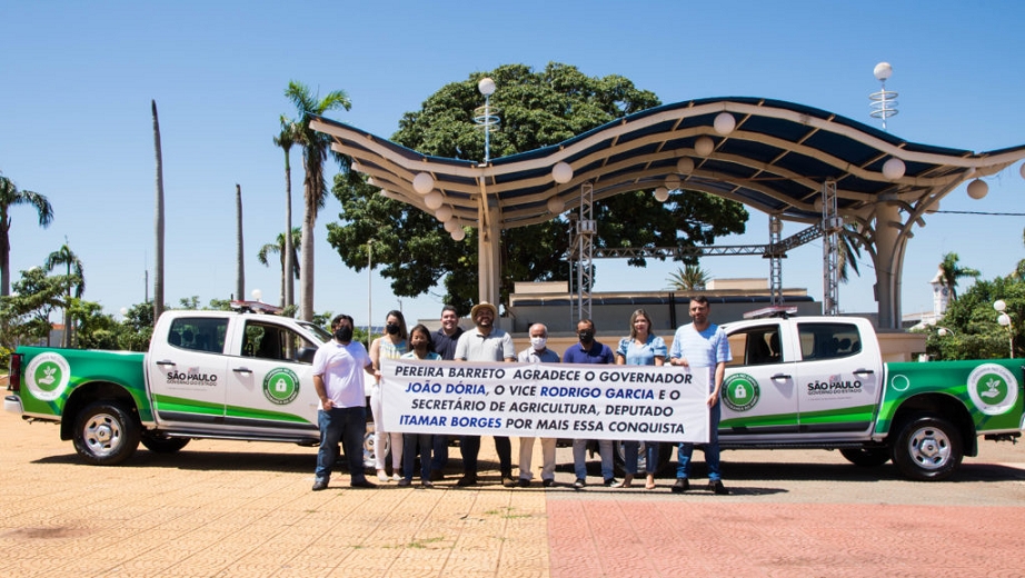 Prefeito Joãozinho apresenta caminhonetes conquistadas para patrulha rural de Pereira Barreto