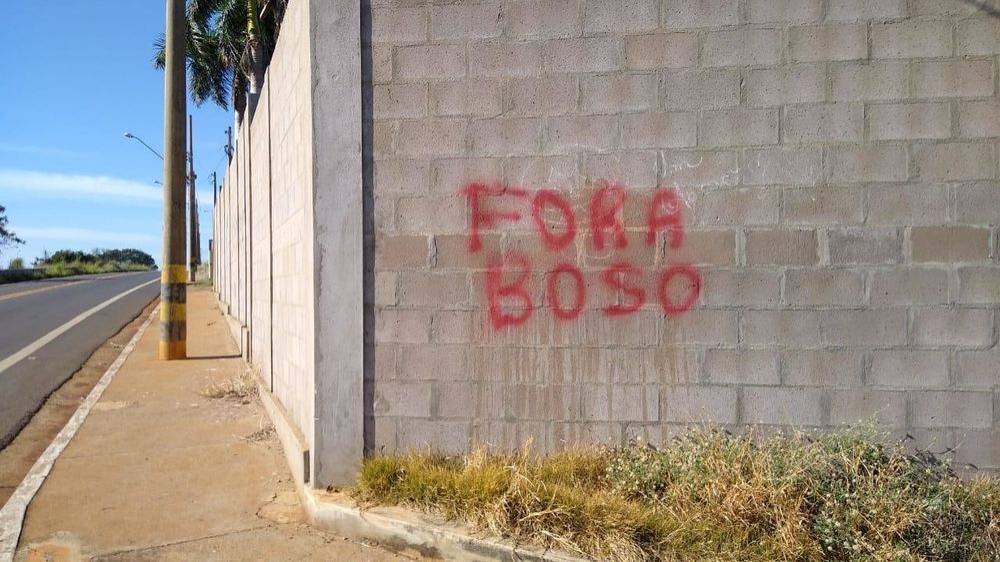 Em Andradina pichadores anti-Bolsonaro são flagrados em vídeos. ´Vamos cobrar desses vagabundos a limpeza`, diz Adeilson