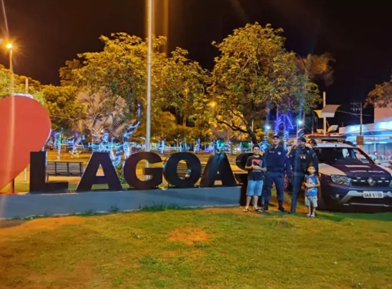 Fãs da Polícia: crianças tiram fotos com militares em Três Lagoas