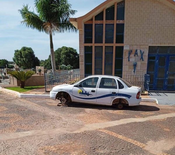 Rodas do carro da Prefeitura são furtadas dentro do Cemitério em Andradina