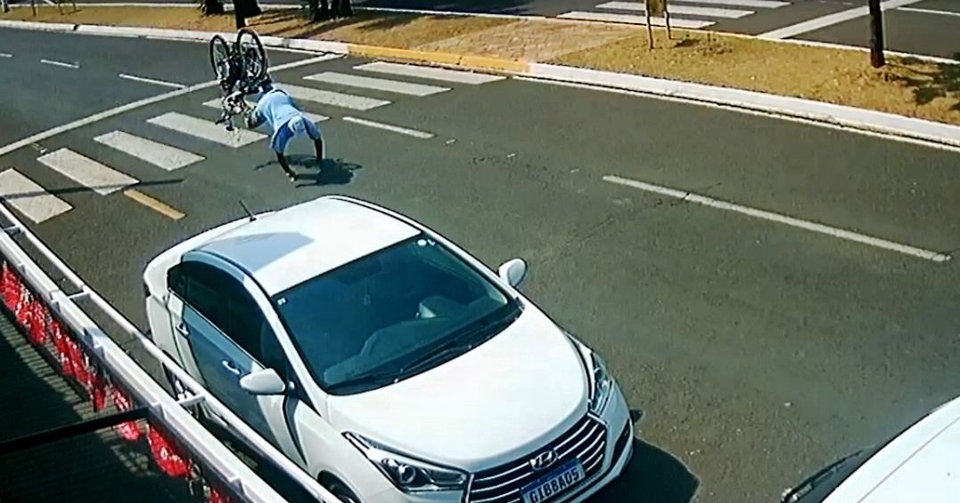 Vídeo: ciclista fica inconsciente após queda impressionante em Birigui