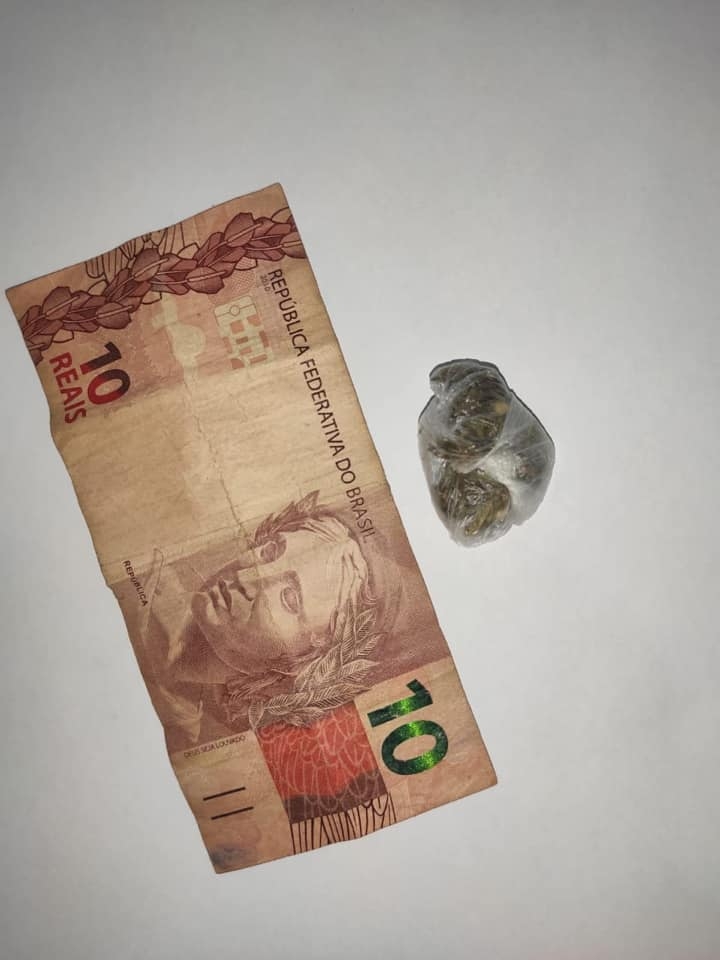 ROCAM de Andradina prende traficante na Praça do TG (MEMORIAL ADELIO SARRO)