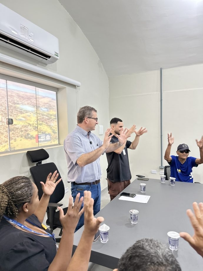 Prefeito de Três Lagoas comemora o Dia Nacional dos Surdos com usuários da central de interpretação de libras