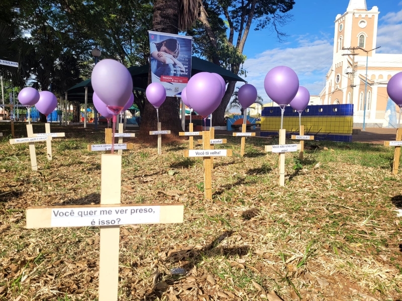 Praça da Matriz se transforma em cemitério e simboliza luta contra o feminicídio em Castilho