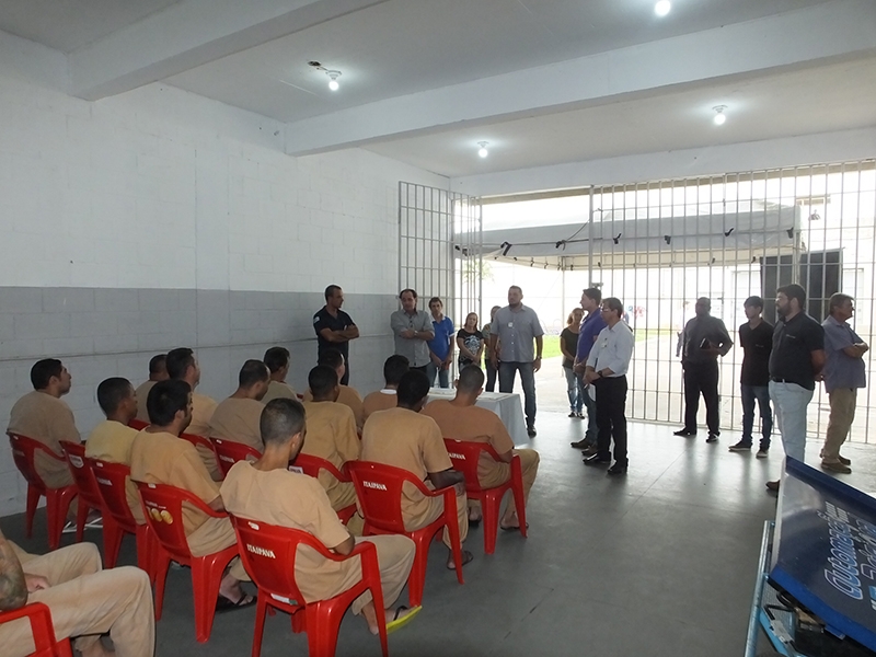 Reeducandos da Penitenciária de Andradina recebem certificados de curso de confecção