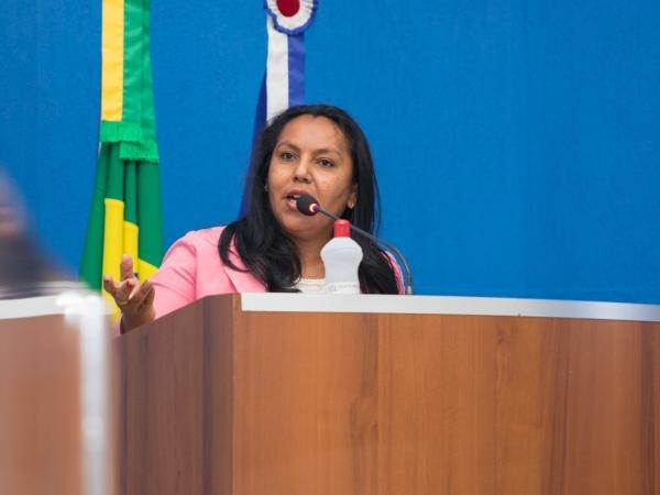 Em Três Lagoas vereadora Sirlene pede pavimentação, quebra-molas e praça com academia ao ar livre