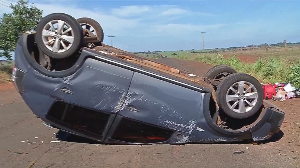Casal fica ferido após carro capotar em vicinal entre Pereira Barreto e Itapura