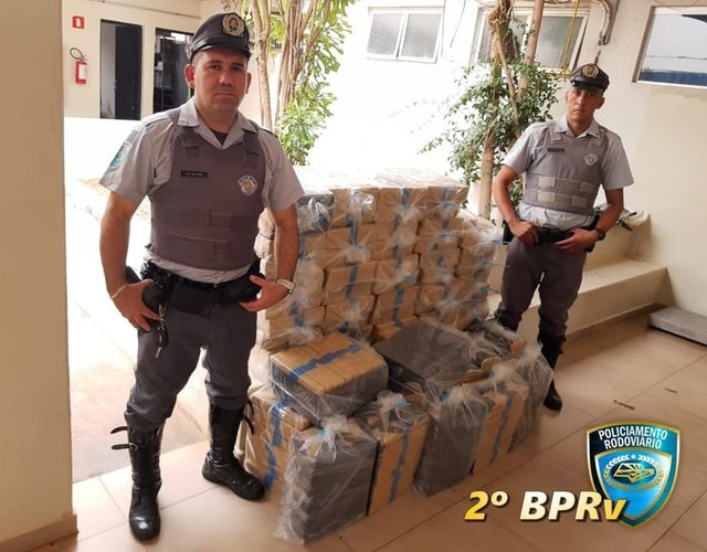 Polícia Militar Rodoviária de Andradina prende 02 traficantes transportando grande quantidade de maconha na SP 563