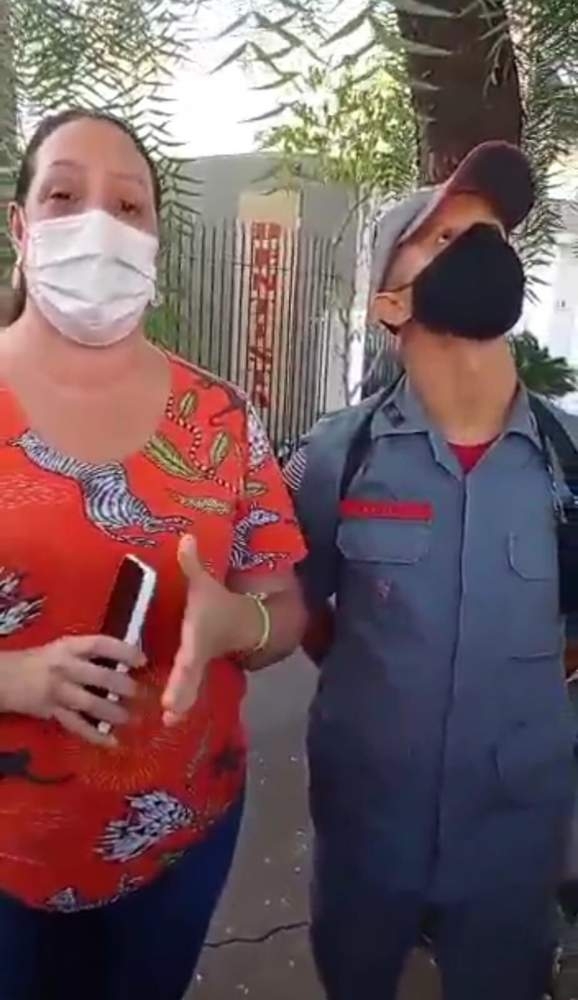 Equipe FEA resgata abelhas no centro da cidade de Andradina