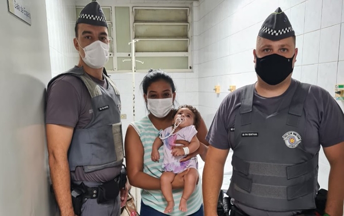 BEBÊ ENGASGADA COM LEITE É SALVA POR PMs EM ARAÇATUBA
