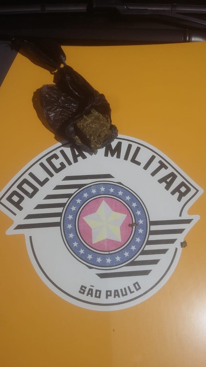 Polícia Rodoviária faz abordagem em Uno na SP 300 em Murutinga e registra ocorrência de porte de drogas