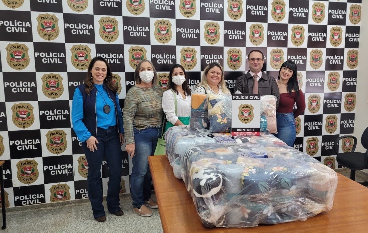 POLÍCIA CIVIL FAZ DOAÇÃO COBERTORES PARA OS FUNDOS DE SOCIAIS DA REGIÃO DE DRACENA