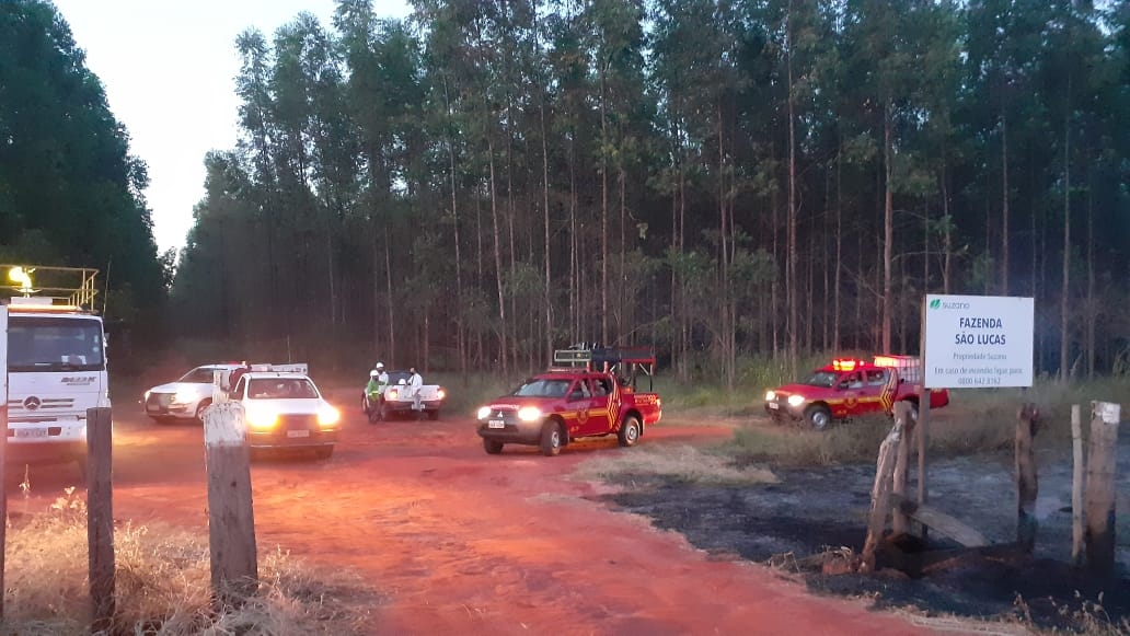 Corpo de Bombeiros Militar em Três Lagoas combate incêndio em vegetação