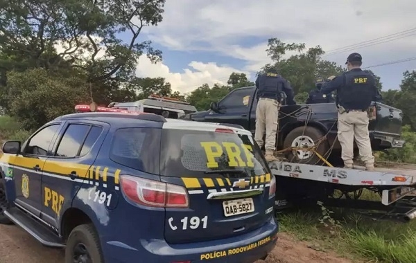 Polícia Rodoviária Federal flagra 153 kg de droga escondida por abacaxis em caminhonete guinchada em Água Clara
