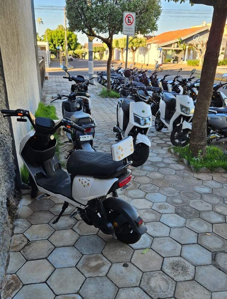Centro de Andradina enfrenta desordem com bicicletas elétricas e moradores cobram providências
