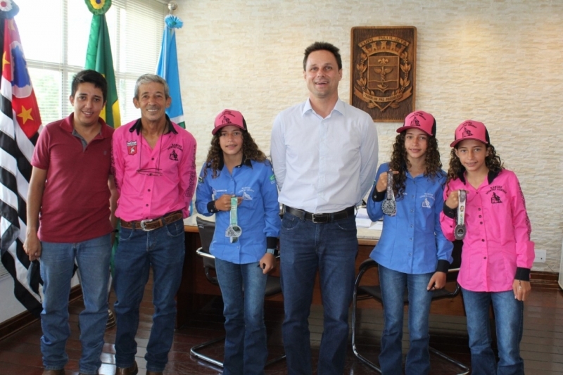 Em Tupi Paulista trigêmeas ícones dos três tambores visitam prefeito Lê