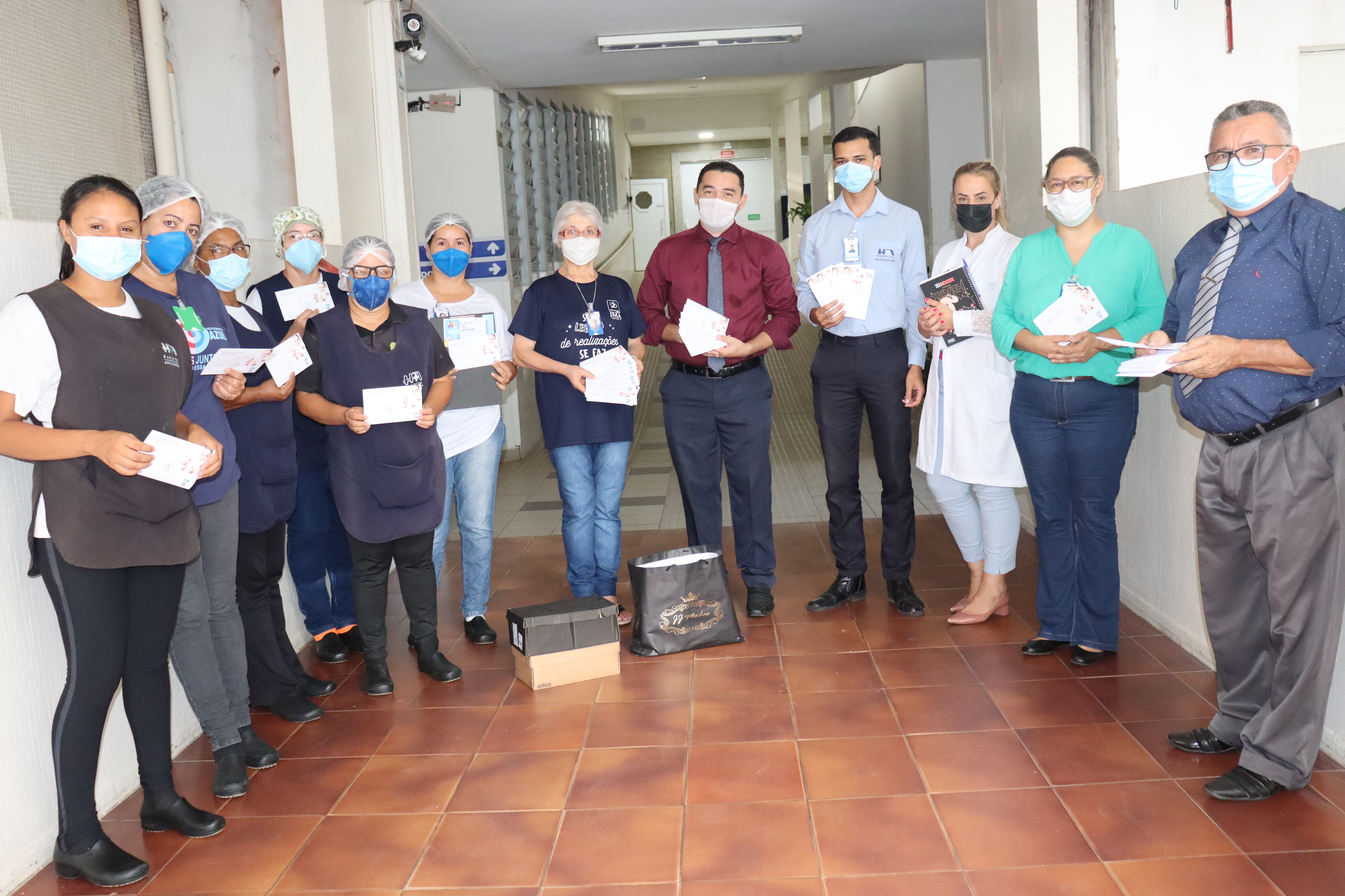 Em Três Lagoas Grupo Testemunha de Jeová doa carta aos colaboradores do HNSA