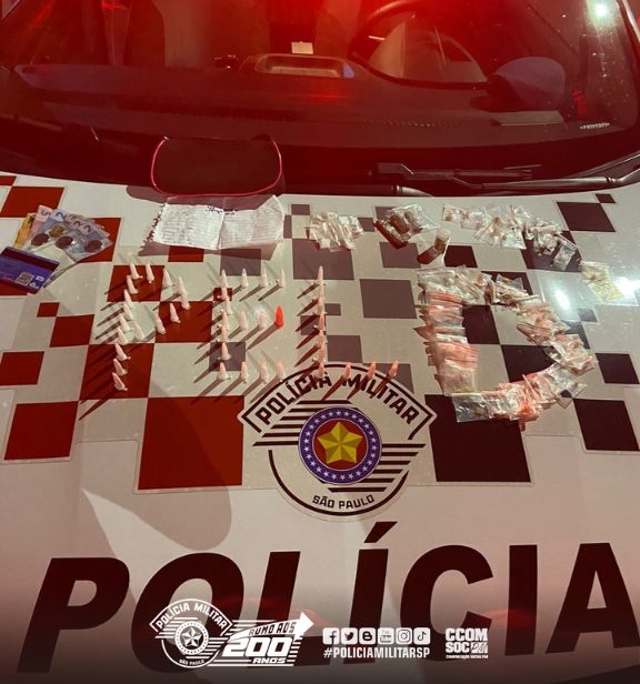 CRIMINOSA PROCURADA PELA JUSTIÇA É PRESA EM FLAGRANTE PELA POLÍCIA MILITAR COM PORÇÕES DE DROGAS, NA ZONA LESTE DE SÃO PAULO/SP