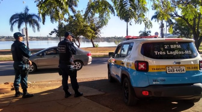 Polícia Militar de Três Lagoas prendeu jovem sem CNH, alcoolizado e “empinando” a motocicleta na Av. Capitão Olinto Mancini